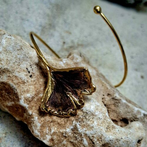 Hoja natural de Gingko Biloba - Pulsera bronce en bosque oro
